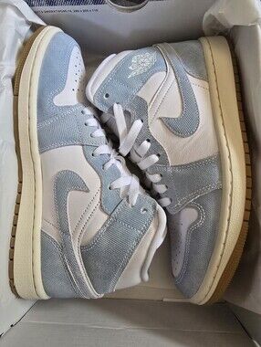 Jordan WMNS Air Jordan 1 Mid SE Denim Blue and White NWB